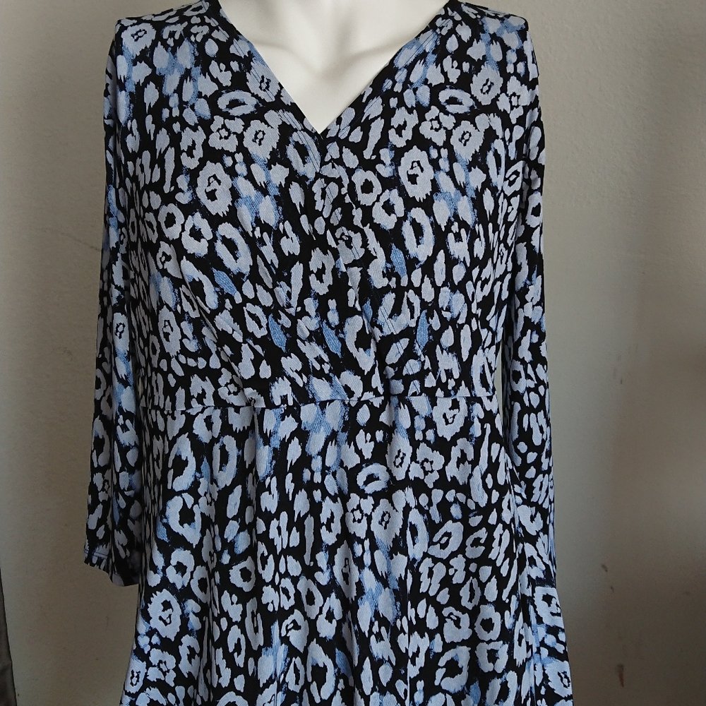 Womens tunic L new blue floral slimming